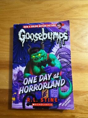 🌈2/$8  One Day at Horrorland #16 in the Goosebumps Series